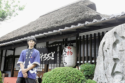400-летний японский ресторан попросил денег на ремонт соломенной крыши