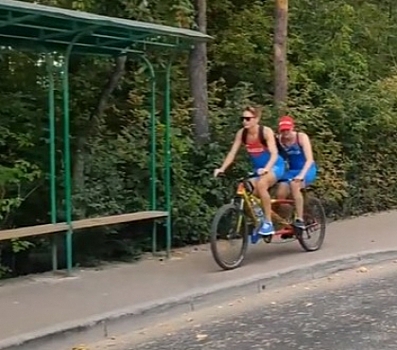 Незрячий россиянин прокатился по городу на велосипеде-тандеме и попал на видео