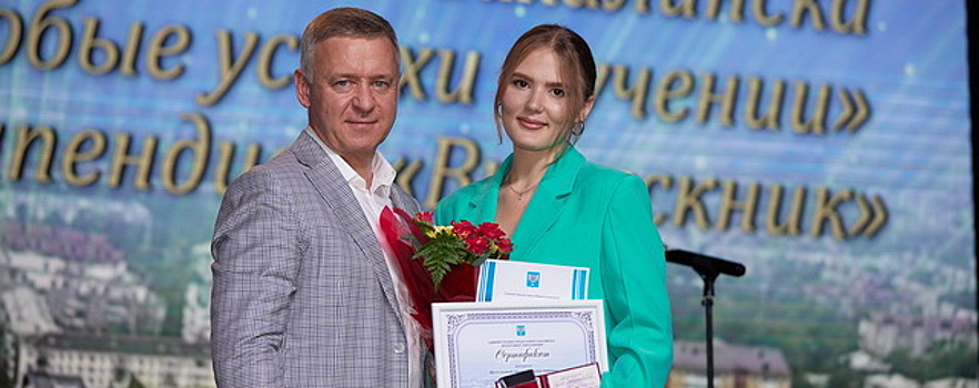 Сергей Надсадин вручил золотые медали южносахалинскам выпускникам