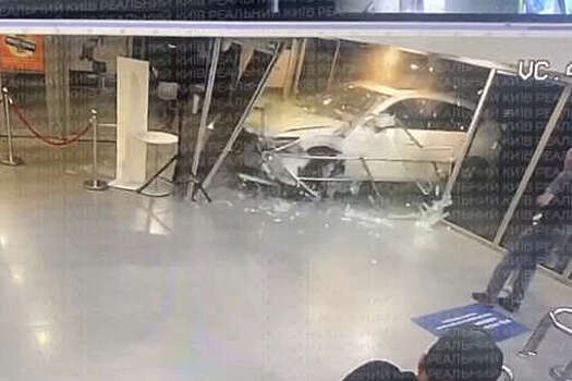 "Страна.ua": автомобиль протаранил ТЦ "Оушен Плаза" в Киеве