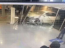 "Страна.ua": автомобиль протаранил ТЦ "Оушен Плаза" в Киеве