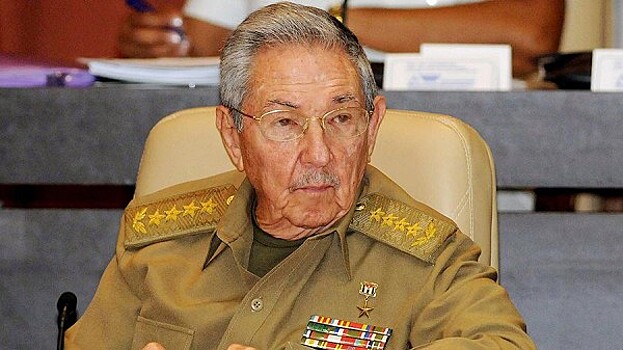Рауль Кастро возглавил факельное шествие в годовщину рождения национального героя Кубы