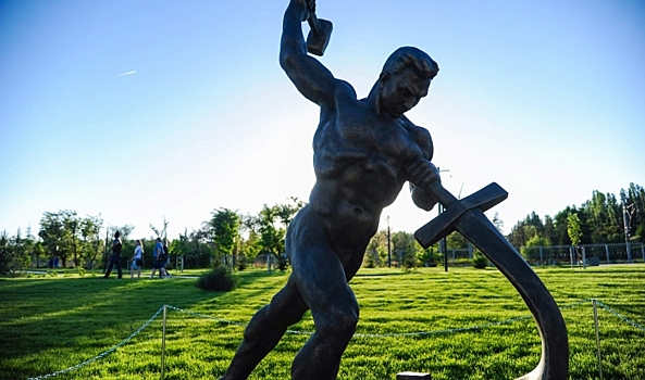 В Волгограде временно поменяла прописку знаменитая скульптура Вучетича