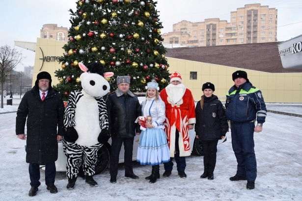 К Всероссийской акции «Полицейский дед Мороз» присоединилась Госавтоинспекция и ОС при УВД ЗелАО