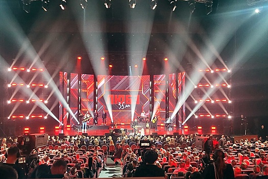 После концертов в Москве и Петербурге "Любэ" отправилась в тур по России