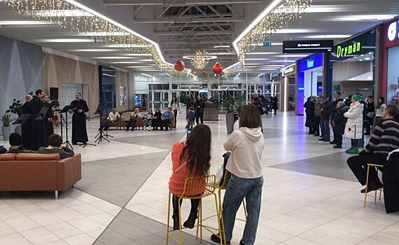 В казанском торговом центре в честь Рождества выступили церковные хоры