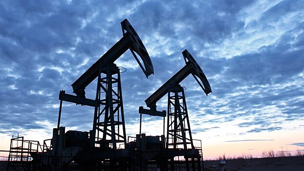 Bloomberg опасается, что Россия в ответ на введение Западом потолка цен сократит добычу нефти