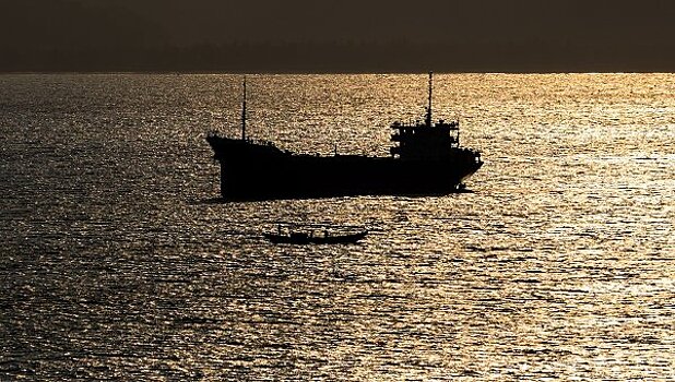 В Токийском заливе терпит крушение танкер