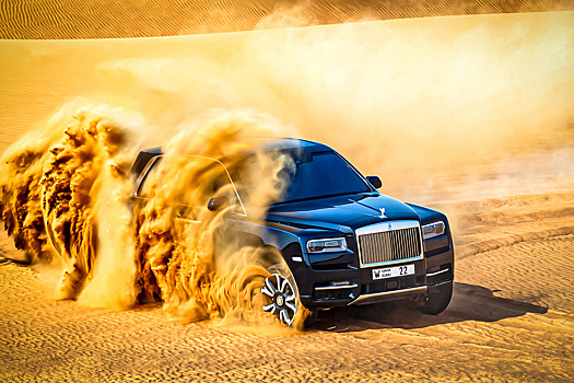 Видео: Rolls-Royce Cullinan рассекает по пустыне на Ближнем Востоке