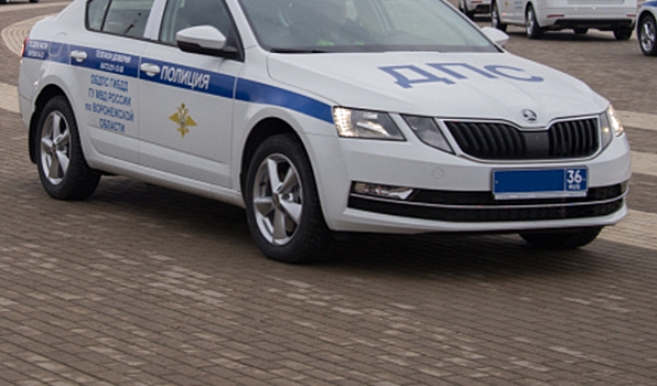 В Воронеже полицейская машина попала в ДТП, догоняя 17-летнего байкера без прав