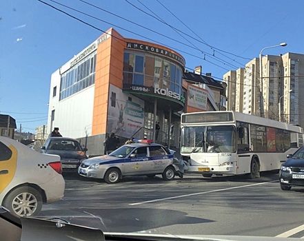 В Ростове автобус подбил патрульное авто ГИБДД