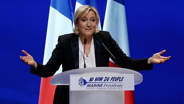 Во Франции феминистки выступили против Ле Пен
