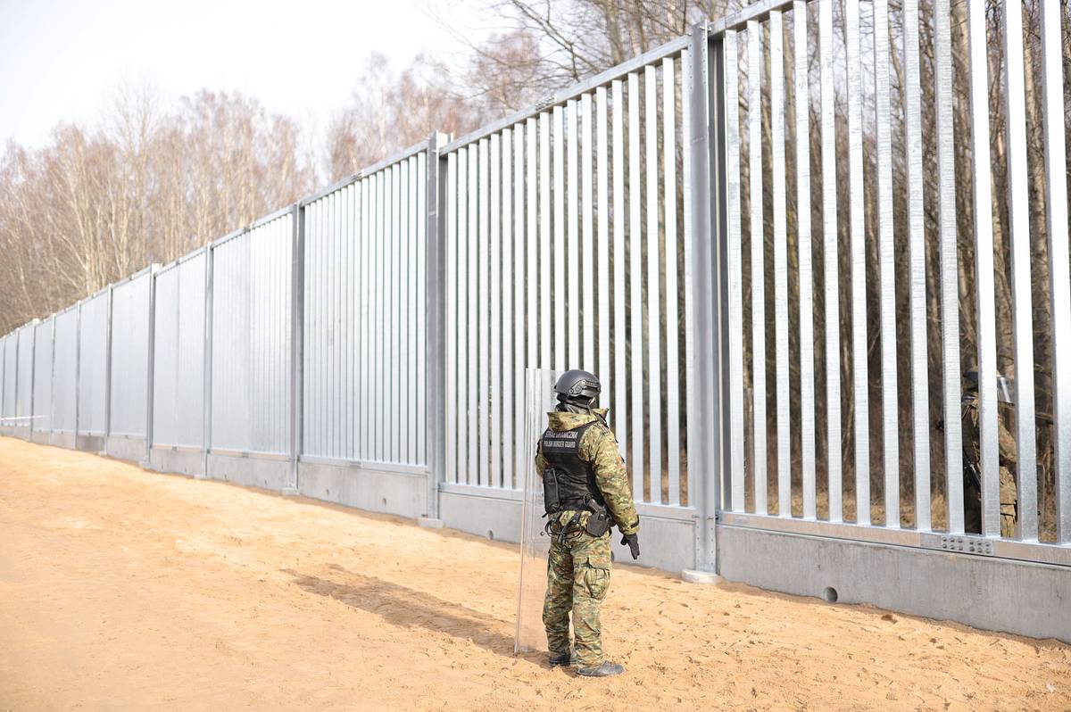 Польша начала возводить электронный барьер на границе с Белоруссией