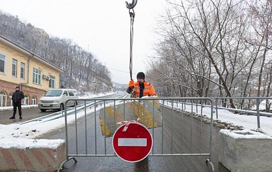 Во Владивостоке закрыли проезд по самому крутому спуску в городе
