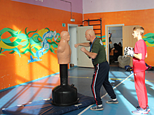 Резинового Германа избивают школьники в Довольном