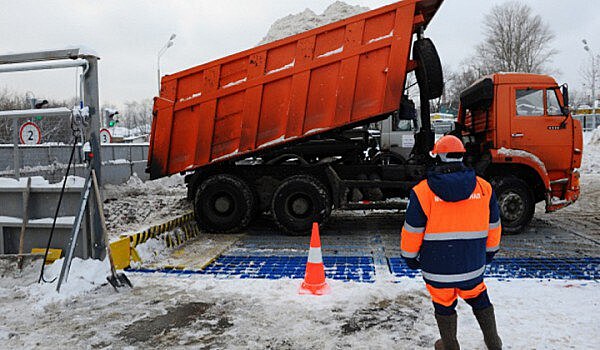 Уборкой снега с проезжей части на территории Печатников заняты пять самосвалов и шесть погрузчиков