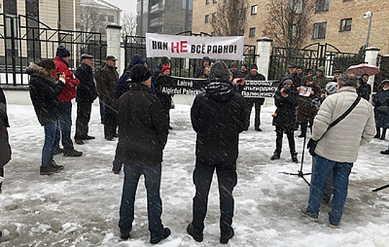 В Риге проходит пикет в поддержку подозреваемого в шпионаже на РФ литовского оппозиционера