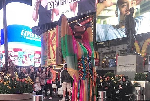 Свободу попугаям! Наоми Кэмпбелл пришла в театр в платье Dolce & Gabbana всех цветов радуги