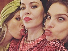 Покрытые головы и хулиганские языки: Собчак, Водянова и Сергеенко зажигают с мировыми звездами в Катаре