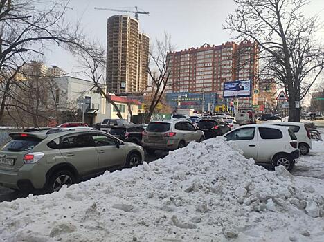 Владивостокцы жалуются на заваленную снегом дорогу, где теперь вечные пробки