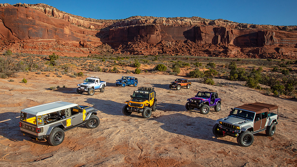 Традиционное мероприятие Easter Jeep Safari стало местом премьеры сразу семи ярких концепт-каров. Машины Jeep Convoy Concept, Jeep Bug Out 4xe Concept, Jeep Rewind Concept, Jeep Wrangler 4xe Blueprint Concept, Jeep Wrangler 4xe Sunchaser Concept, Jeep Gladiator High Top Honcho Concept и Jeep J6 Honcho Concept построены на базе серийных моделей, но доработаны с использованием фирменных аксессуаров и эксклюзивных деталей.