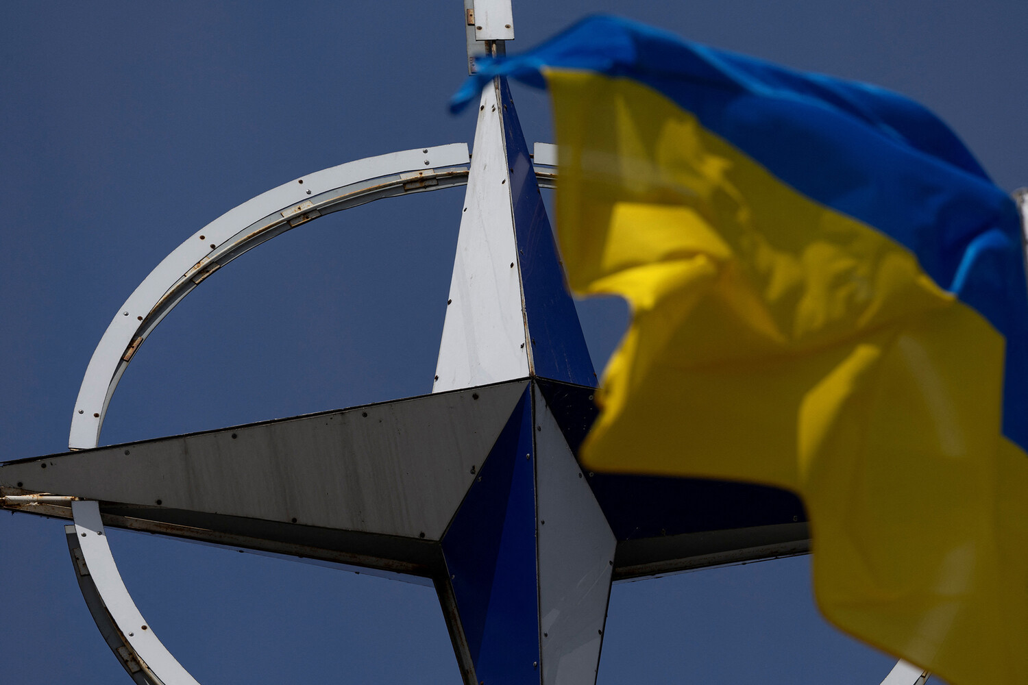 FT: Киев недоволен возможным переходом управления военной помощью от США к НАТО