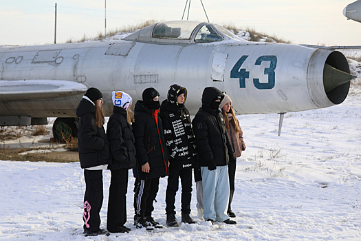 Военнослужащие провели экскурсию по музею дальней авиации для школьников в Саратовской области