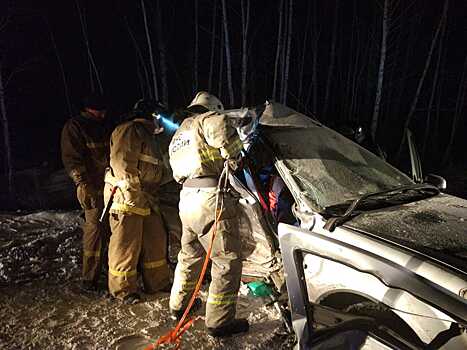 Людей из машины доставали спасатели: на трассе Кировград — Невьянск столкнулись два автомобиля