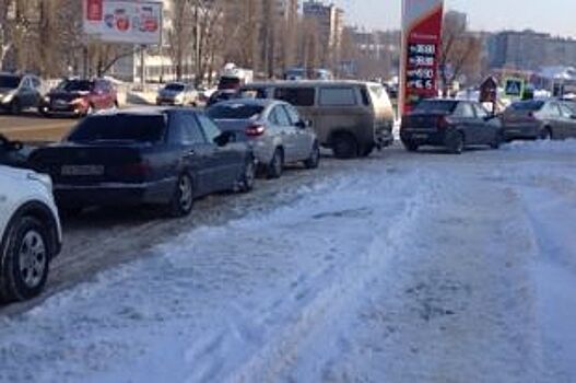 Воронежцы выстроились в гигантскую очередь за дешевым бензином
