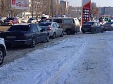 Воронежцы выстроились в гигантскую очередь за дешевым бензином