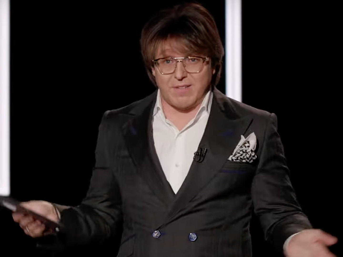 Бледный и с запавшими глазами вынужденный носить парик