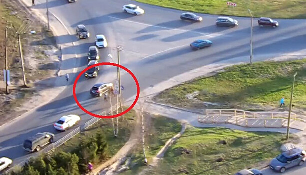 Автомобиль испугал пешеходов возле «Ленты» на Кукковке (видео)