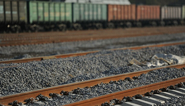 Грузовой поезд сбил мужчину на станции Деревянка