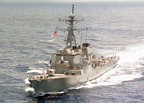 Эсминец США столкнулся с буксиром у берегов Японии