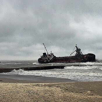 Танкер-вредитель. Разлив нефти возле одесского пляжа грозит сорвать курортный сезон