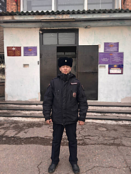 В Республике Тыва участковый уполномоченный полиции помог детям выбраться из горящего дома