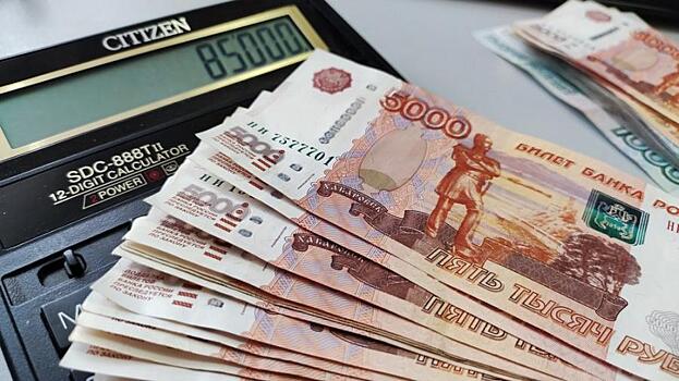 «Школьные» 10 000 рублей падают в карманы ретейлеров
