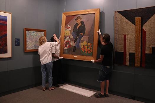 «Продавец цветов»: в юбилейной экспозиции Приморской государственной картинной галереи появилась новая картина