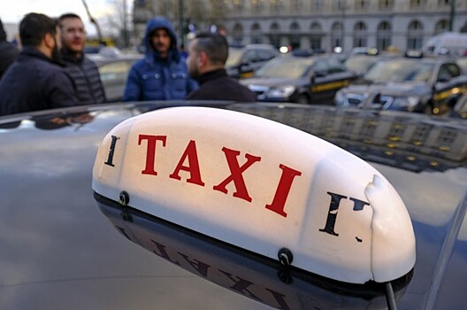 Треть россиян назвали цены на такси завышенными