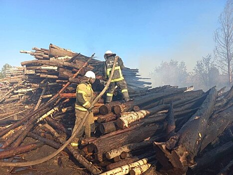 В Санчурске горела лесопилка. Из-за сильного ветра огонь мог перекинуться на жилые дома