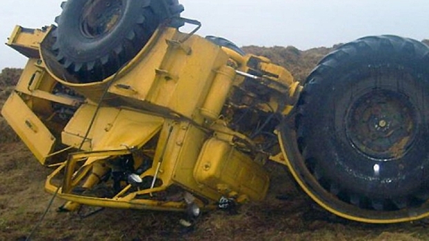 В Татищевском районе перевернулся трактор. Погиб водитель