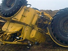 В Татищевском районе перевернулся трактор. Погиб водитель