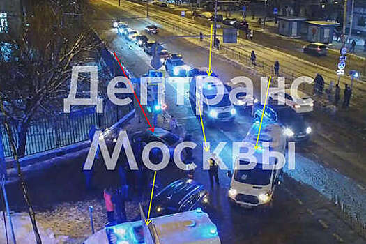 Дептранс Москвы: автомобиль наехал на группу пешеходов на Открытом шоссе