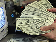 Средневзвешенный курс доллара вырос до 57,17 рубля