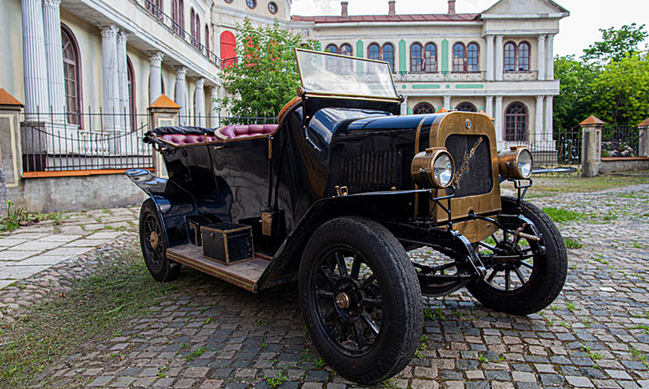 «Руссо-Балт» — марка русского автомобиля, выпускавшегося на Русско-Балтийском вагонном заводе в Риге. Первый серийный автомобиль «Модель С 24\30» сошел с конвейера в 1909 году. Индекс модели расшифровывается так: 24 — расчётная мощность двигателя в лошадиных силах, 30 — максимальная мощность. Объём двигателя составлял 4501 см³. Всего было выпущено 347 экземпляров