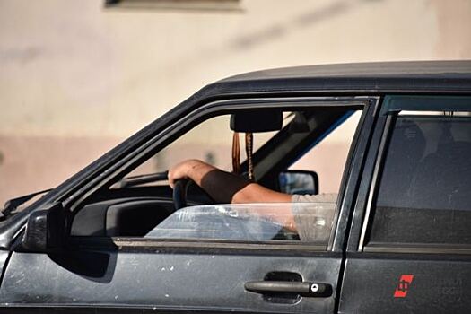 В Екатеринбурге по пешеходной зоне Вайнера ездила черная иномарка