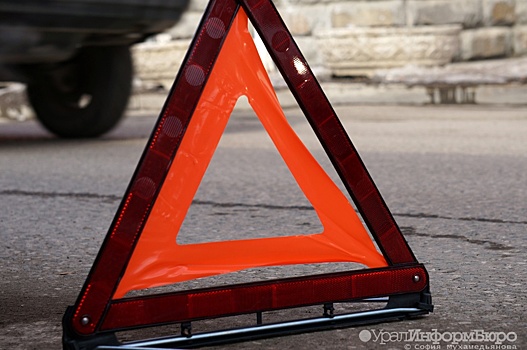 В Екатеринбурге две иномарки после ДТП вылетели на тротуар