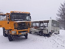 Самосвал въехал в пассажирский автобус в Хабаровском крае
