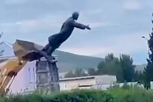 В Казахстане уронили Ленина