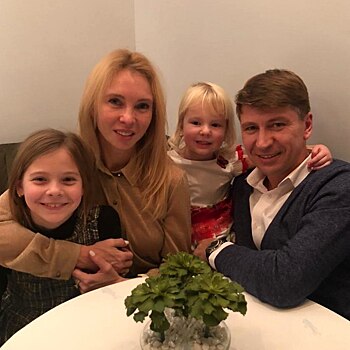 Татьяна Тотьмянина опубликовала забавное фото с семьей и домашним питомцем